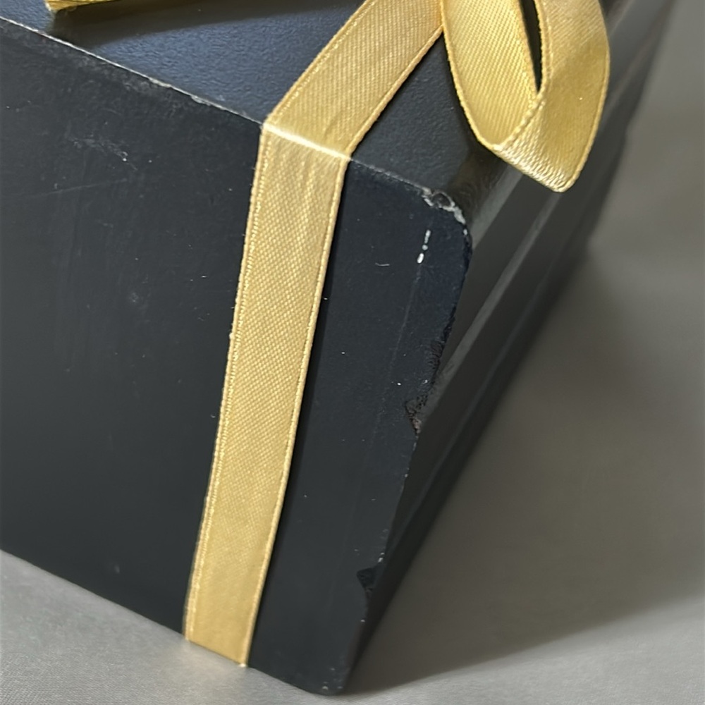 🖤Vintage “Gucci Dress The Part” book stack designed wooden decoration - Picture 11 of 13